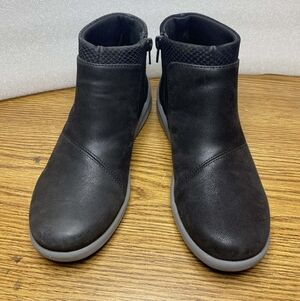Cloudsteppers By Clarks Women's Boots Black Size 7M Cushion Soft Zip Side